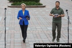 ဥရောပကော်မရှင်အကြီးအကဲ Ursula von der Leyen နဲ့ ယူကရိန်းသမ္မတ Volodymyr Zelenskyy တို့ ယူကရိန်းနိုင်ငံ Kyiv မြို့မှာ စက်တင်ဘာ ၁၅၊ ၂၀၂၂ မှာ တွေ့ဆုံကြတဲ့ မြင်ကွင်း။