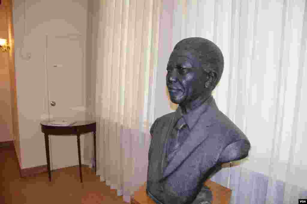 南非使馆内曼德拉的雕像（美国之音东方拍摄）