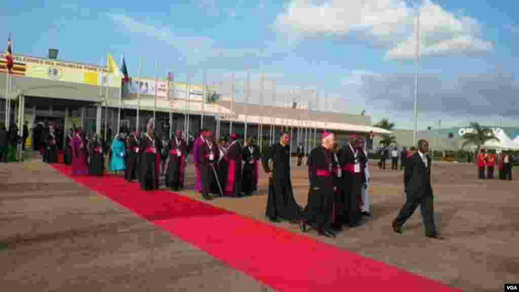 Viongozi wa kanisa Katoliki nchini Uganda waliofika kumpokea kiongozi wao Papa Francis.