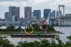 Cincin Olimpiade terlihat di tepi pantai Odaiba di Tokyo, 3 Juni 2021. (Foto: Kazuhiro NOGI / AFP)