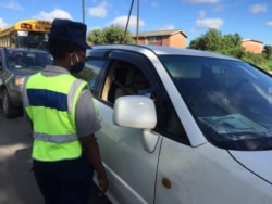 Police are enforcing lockdown regulations in Zimbabwe. (VOA)