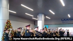 Виступ військових музикантів в аеропорту Одеси, 21 січня 2018 року