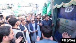 عمران خان د شورو، چهارشنبې، په ورځ په یوه دستوره کې په رسمي ډول د طورخم دروازه د ٢۴ گنټو دپاره پرانیستله او دا یوه تاریخي ورځ وبلله