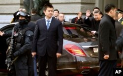 中国主席习近平离开瑞士联邦议会时挥手致意（2017年1月15日）