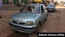 Cette voiture est utilisée pour recueillir les signatures contre les loyers chers à Conakry, Guinée, le 20 novembre 2016. (VOA/Zakaria Camara)