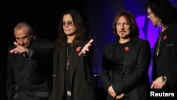 Para anggota Black Sabbath (kiri ke kanan), Bill Ward, Ozzy Osborne, Geezer Butler dan Tony Lommi, saat mengumumkan reuni mereka di klub Whiskey A Go Go di Los Angeles, tempat band itu tampil pertama kalinya di AS 43 tahun yang lalu. (Foto: Dok)