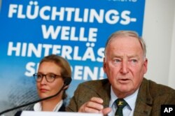 Arhiva - Kandidati i kolideri AfD-a, Aleksander Gauland i Alis Vajdel na konferenciji za štampu u Berlinu, Nemačka, 18. septembra 2017.