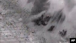 FILE - Gambar dari video senapan kamera yang diambil pada tanggal 4 Juli 2015 dan dikeluarkan oleh Komando Pusat Amerika Serikat menunjukkan sebuah serangan udara di sebuah jembatan di dekat kelompok Negara Islam - yang dimiliki Raqqa, Suriah, yang merupakan rute transit utama bagi militan.