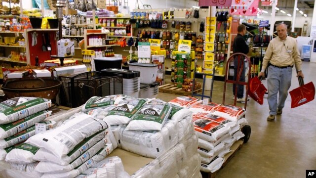 Venta de palas y químicos para derretir la nieve en Winston-Salem, Carolina del Norte.