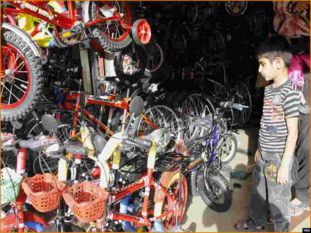 کراچی: اپنے لئے سائیکل پسند کرنے میں مگن ایک بچہ