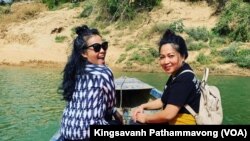 ຍານາງຈັນນະພາ ຄຳວົງສາ (ຊ້າຍ) ອະດີດຜູ້ບໍລິຫານອົງການມໍລະດົກຫຼັງສົງຄາມ ແລະຍານາງແຊຣາ (ສຸລາພິນ) ກຸຫຼາບດາຣາ (ຂວາ) ທີ່ເຂົ້າມາຮັບຕຳແໜ່ງແທນຄົນໃໝ່ ວັນທີ 28 ຕຸລາ 2019. 