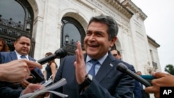 Presidente de Honduras, Juan O. Hernández, frente a la sede de la OEA en Washington el 13 de agosto de 2013. AP.