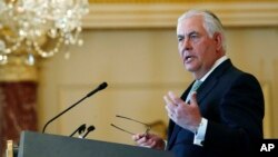 FILE - Menlu AS Rex Tillerson saat berbicara di Departemen Luar Negeri AS, 27 Juni 2017.