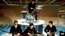 Os beatles actuando no "Ed Sullivan Show" em Nova Iorque em Fevereiro de 1964