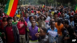 Thousands of protestors from the capital and those displaced by ethnic-based violence over the weekend in Burayu, demonstrate to demand justice from the government in Addis Ababa, Ethiopia, Sept. 17, 2018. 