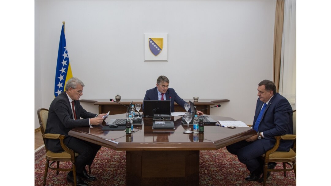 Članovi Predsjedništva BiH na vanrednoj sjednici