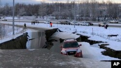 Terremoto en Alaska dejó grietas en las carreteras y edificios en la ciudad de Anchorage.