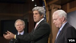 Resolusi mengenai Libya yang diusulkan Senator John Kerry (tengah) dan John McCain (kanan) tidak lolos di Senat AS.