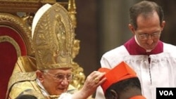Paus Benediktus XVI saat melantik Kardinal Laurent Monsengwo Pasinya dari Republik Demokratik Kongo (DRC) di Vatikan hari ini.