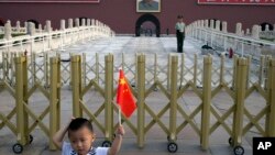 中国政治象征天安门城楼以及在附近照相、手持国旗的儿童。反腐是否会导致“城头变幻大王旗”？