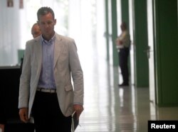 Spain's Duke of Palma Inaki Urdangarin leaves a court after testifying in Barcelona, July 16, 2013.