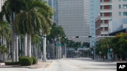 Jalanan yang biasanya dipenuhi kendaraan terlihat kosong di pusat kota Miami, Florida yang tampak lengang, 8 September 2017. Pejabat berwenang negara bagian tersebut sudah menghimbau 5,6 juta penduduk atau lebih dari seperempat populasi untuk mengungsi. 