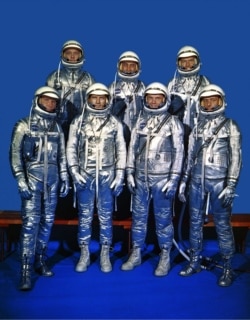 앨런 셰퍼드를 포함한 8명의 '머큐리' 우주인 팀이 미 항공우주국(NASA) 랭글리 리서치 센터에서 기념사진을 찍고 있다.