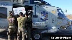 美國海軍陸戰隊直升機協助將物資運送前往偏遠災區。