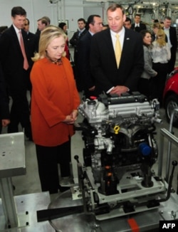 Klinton xonim "GM O'zbekiston" ishlab chiqargan motorlarni ko'zdan kechirmoqda