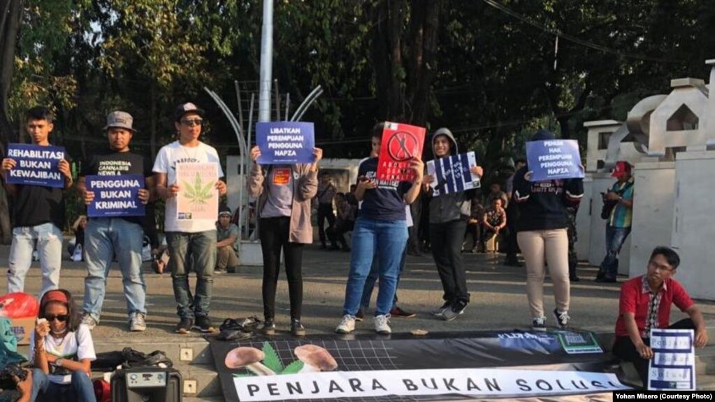 Kelompok masyarakat sipil menggelar aksi Hari Narkotika Internasional di Taman Aspirasi, Monas, Jakarta Pusat, Selasa (25/6/2019) (courtesy: Yohan Misero)