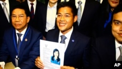 Pemimpin partai Thai Raksa Chart, Preecha Pholphongpanich (tengah) memegang dokumen pencalonan Putri Ubolratana sebagai kandidat Perdana Menteri di kantor Komisi Pemilu di Bangkok, Thailand, Friday, 8 Februari 2019. (Foto: dok). 