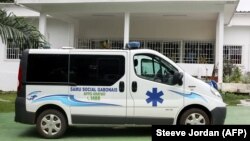 Une ambulance est garée devant le siège du service médical d'urgence SAMU social à Libreville, le 18 décembre 2017.