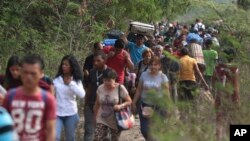 Venezolanos cruzan ilegalmente hacia Colombia, cerca del puente internacional Simón Bolívar en La Parada, cerca de Cúcuta, el 6 de marzo de 2019.