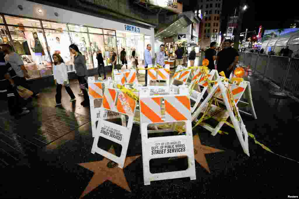 រនាំង​ជាច្រើន​ត្រូវ​បាន​គេ​ដាក់​នៅ​ជុំវិញ​ផ្លូវ​ដើរ Hollywood Walk of Fame Star របស់​លោក Donald Trump នៅ​តាម​មហាវិថី Hollywood Blvd ក្នុង​ក្រុង Los Angeles រដ្ឋ California កាលពី​ថ្ងៃទី១៤ ខែវិច្ឆិកា ឆ្នាំ២០១៦។