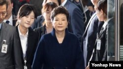 박근혜 전 한국 대통령이 30일 서울중앙지법에서 구속 전 피의자심문(영장실질심사)을 마친 뒤영장발부여부를 기다리기 위해 검찰청사로 향하고 있다. 