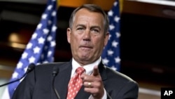 House Speaker John Boehner của bang Ohio cử chỉ như ông nói với các phóng viên sau cuộc hội đàm riêng với Bộ trưởng Tài chính Timothy Geithner về các cuộc đàm phán vách đá tài chính, trên Đồi Capitol ở Washington, November 29, 2012.
