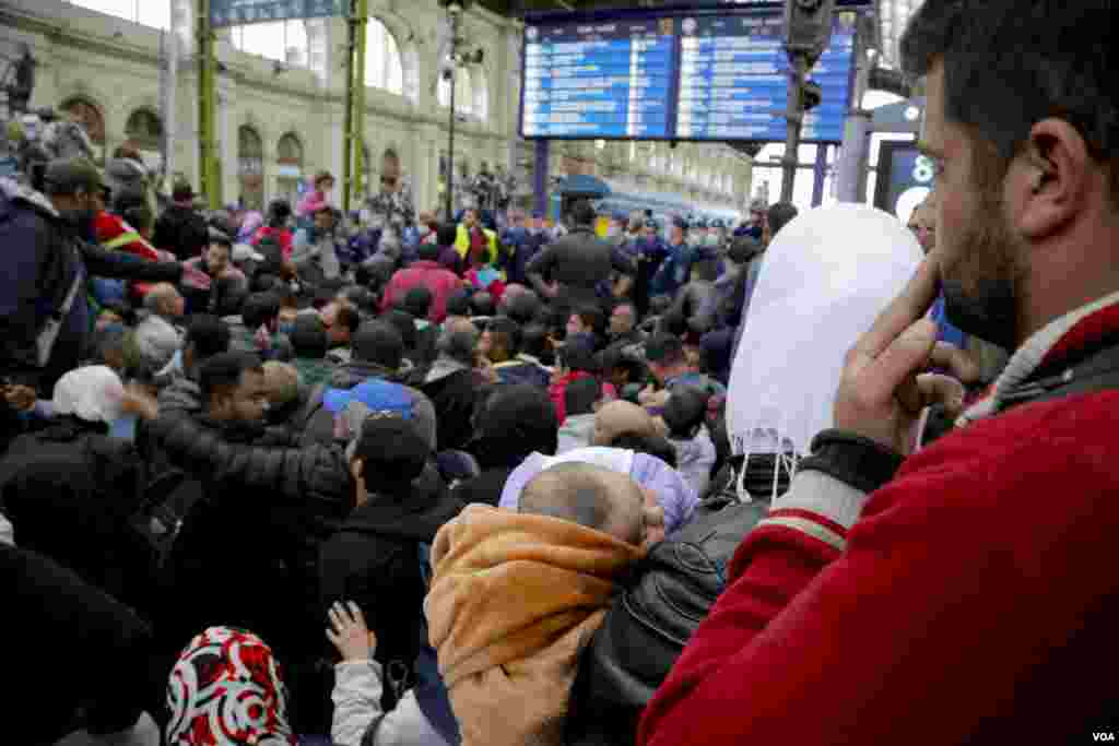 تاخیر قطارها، صدها پناهجو را در ایستگاه قطار بوداپست سرگردان کرده است.&nbsp;
