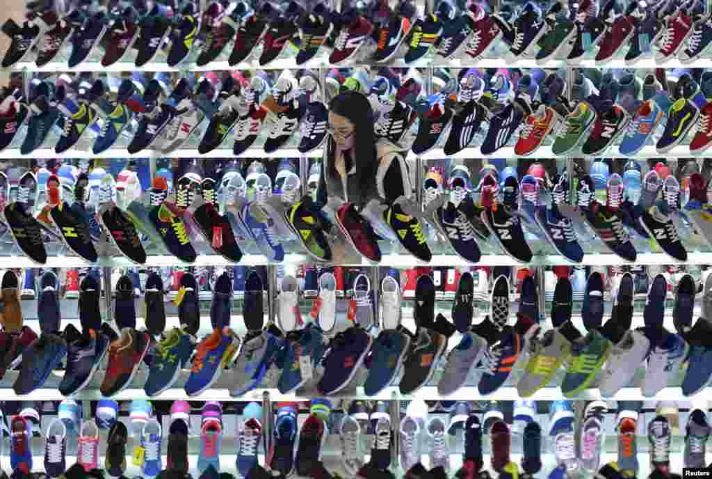 Sapatos, sapatos, sapatos... nas estantes de um centro comercial em Hefei, na província de Anhui na China.