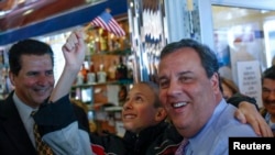 Le giouverneur du New Jersey, Chris Christie posant pour une photo durant la campagne. REUTERS/S