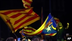 Pristalice nezavisnosti Katalonije slave u Barceloni posle objavljivanja rezultata regionalnih izbora u nedelju, 27. septembra 2015. Dve parftije koje žele nezavisnost - Junts pel Si (Zajedno za Da), sa 62 poslanika, i levičarski separatistički CUP, sa 10 poslanika, imaće većinu u ragionalnom parlamentu koji ima 135 poslanika.