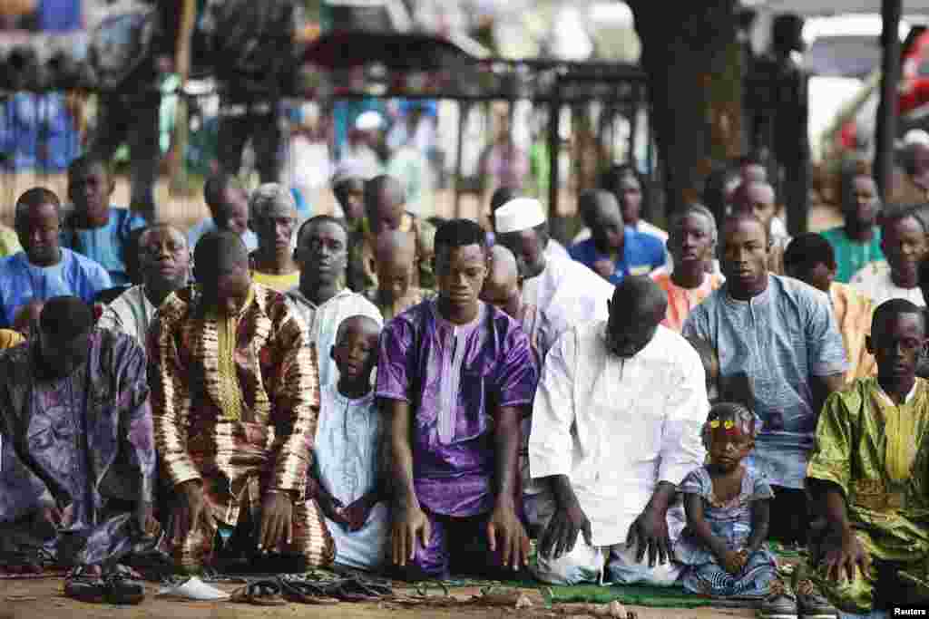 Men pray outside the Grand Mosque during Eid al-Fitr celebrations in Bamako, Mali, August 8, 2013.&nbsp;