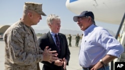 Menteri Pertahanan AS Leon Panetta (kanan) berbicara dengan Dubes AS Ryan Crocker dan panglima pasukan koalisi di Afghanistan Jenderal John Allen di Kabul, Afghanistan (7/6).