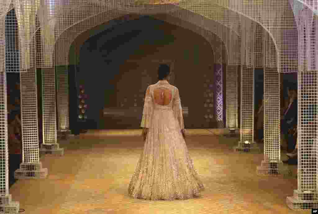 A model displays a creation of Indian designer Tarun Tahiliani during India Couture Week in New Delhi, India.