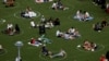 Un grupo de personas en Domino Park se ven en círculos pintados como pautas para el distanciamiento social durante el brote del coronavirus (COVID-19) en Brooklyn, Nueva York, EE. UU.,el 24 de mayo de 2020.