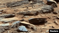 Gambar permukaan planet Mars yang diambil oleh kamera kendaraan penjelajah NASA, Curiosity, yang dirilis Januari 2013.