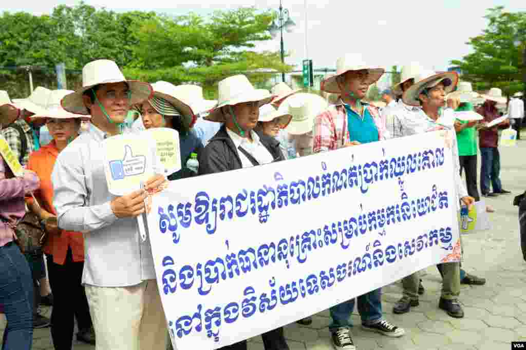 សហជីពកម្មកររាប់រយនាក់លើកស្លាកទាមទារសិទ្ធិផ្សេងៗក្នុងការប្រមូលផ្តុំគ្នារបស់អង្គការសង្គមស៊ីវិលអំឡុងទិវាពលកម្មអន្តរជាតិលើកទី១៣៣ នៅទីលានប្រជាធិបតេយ្យកាលពីព្រឹកថ្ងៃទី០១ ខែឧសភា ឆ្នាំ២០១៩។(ទុំ ម្លិះ/VOA)