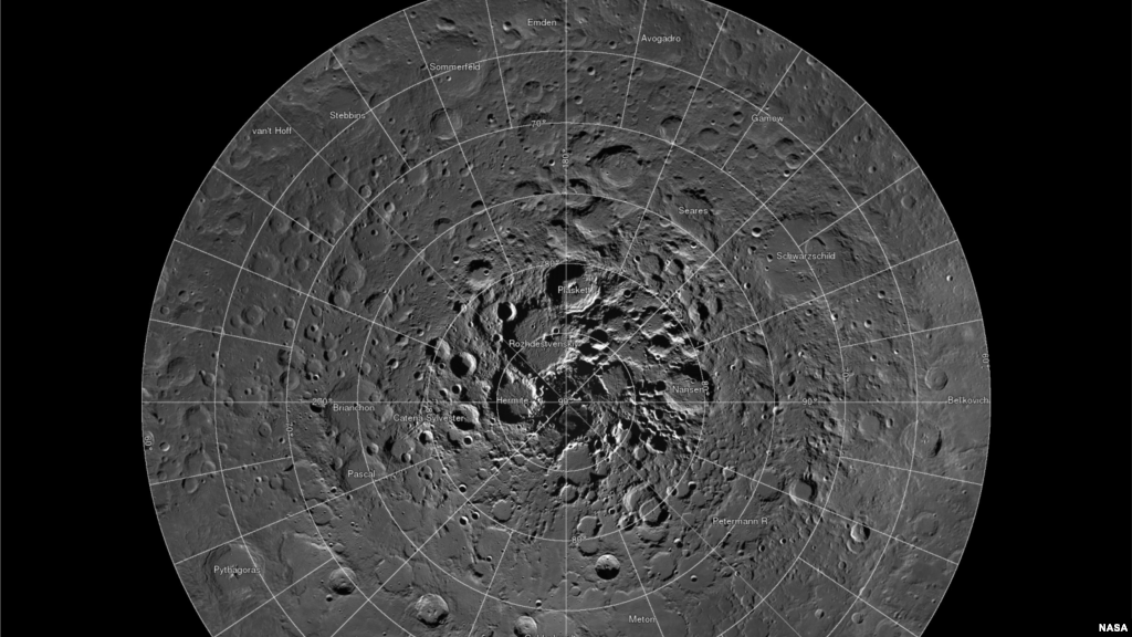 미 항공우주국이 달 탐사선에서 촬영한 사진들을 모아서 구성한 달의 북극 모습. 한 픽셀의 크기가 2미터로, 전체 면적인 미국의 4분의 1을 넘는 크기다.