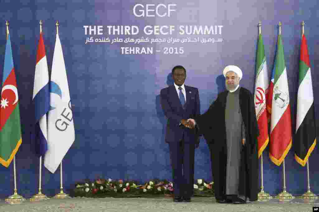 Shugaba Hassan Rouhani, a dama, yana gaisawa da shugaba Teodoro Obiang Nguema Mbasogo na kasar Equatorial Guinea kafin a shiga zauren taro.