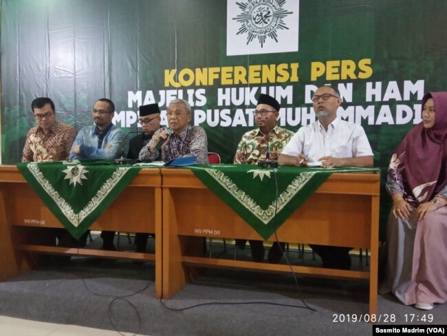 Mantan pimpinan KPK Abraham Samad dan Bambang Widjojanto saat menggelar konferensi pers bersama pengurus PP Muhammadiyah di Jakarta, Rabu, 28 Agustus 2019. (Foto: Sasmito Madrim/VOA)
