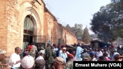 Des badauds s’assemblent devant la prison centrale de Bukavu après une évasion des prisonniers, Sud-Kivu, RDC, 28 juillet 2017. (VOA/Ernest Muhero)